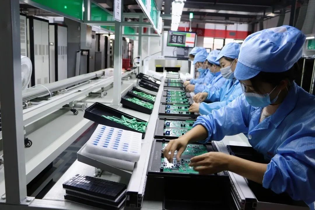 走近新能源企业，看充电桩核心模块的制造过程